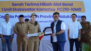 United Tractors Hibahkan Ekskavator Komatsu ke Pemerintah Provinsi Maluku Utara