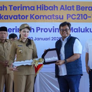 United Tractors Hibahkan Ekskavator Komatsu ke Pemerintah Provinsi Maluku Utara