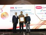 Presiden Direktur PT Bina Pertiwi (BP), Mahmudi (tengah) menerima penghargaan Indonesia Best CEO Awards 2025.