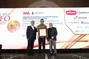 Presiden Direktur PT Bina Pertiwi (BP), Mahmudi (tengah) menerima penghargaan Indonesia Best CEO Awards 2025.