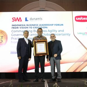 Presiden Direktur PT Bina Pertiwi (BP), Mahmudi (tengah) menerima penghargaan Indonesia Best CEO Awards 2025.